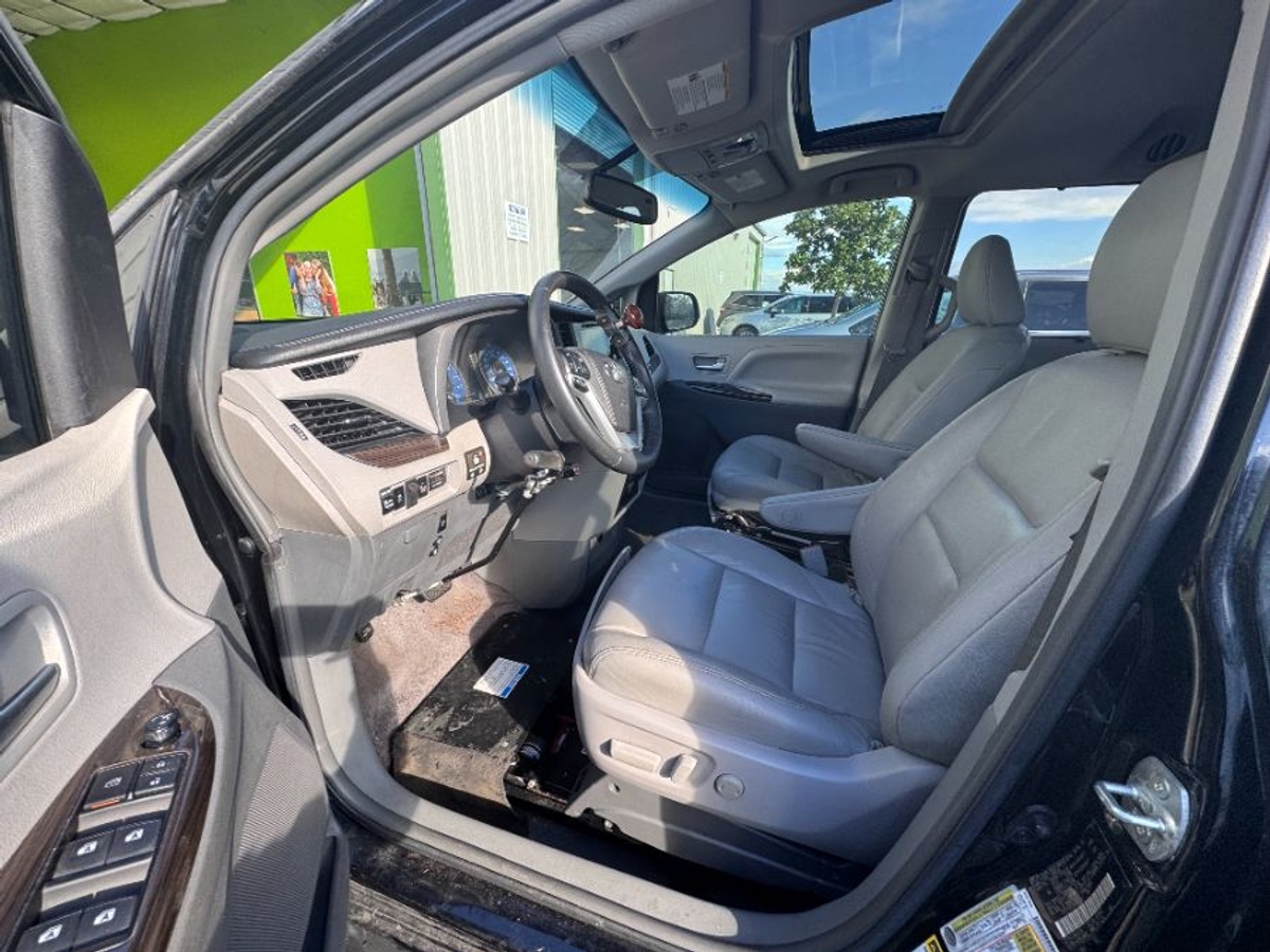 2017 TOYOTA SIENNA - Image 3