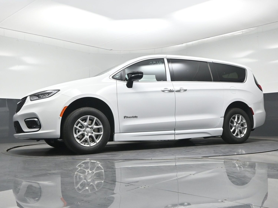 White Chrysler Pacifica image number 24