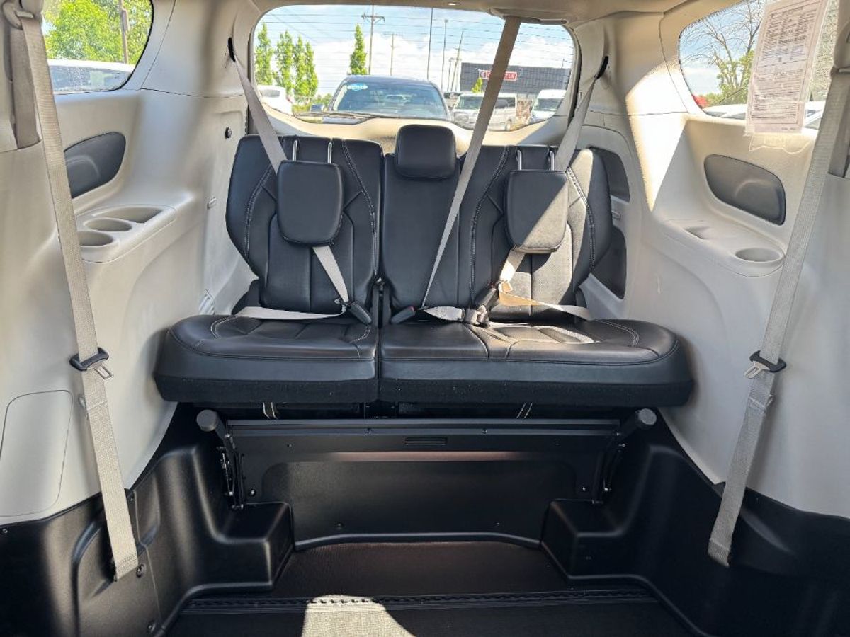 2023 CHRYSLER PACIFICA - Image 12