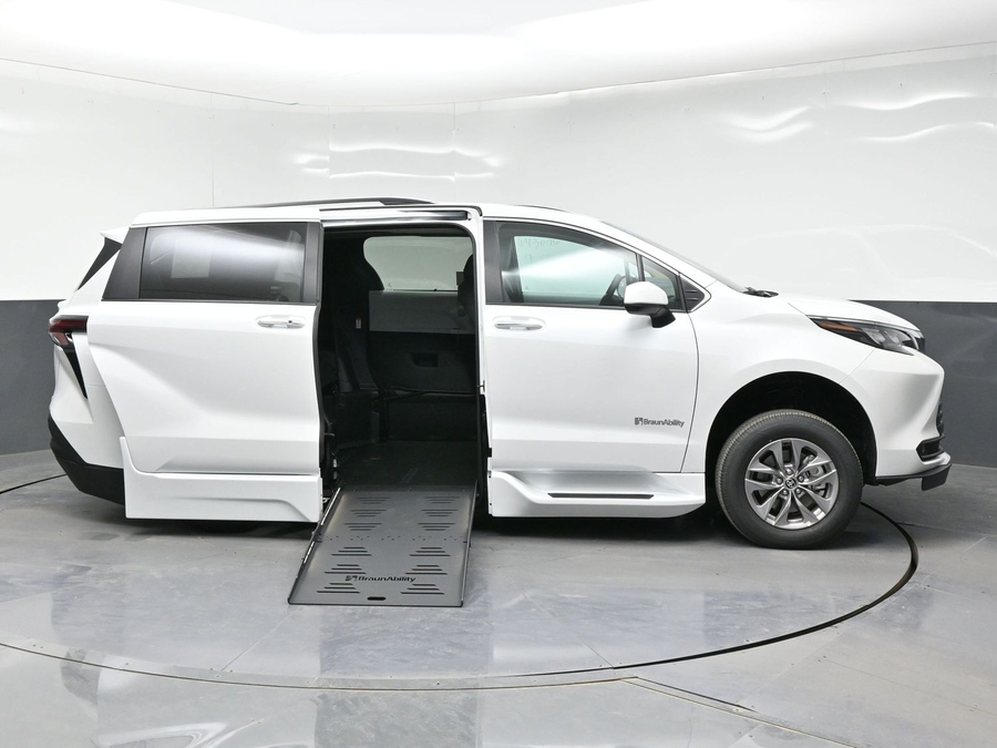 White Toyota Sienna image number 7