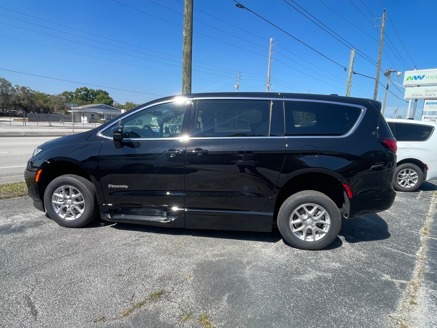 Black Chrysler Pacifica image number 2