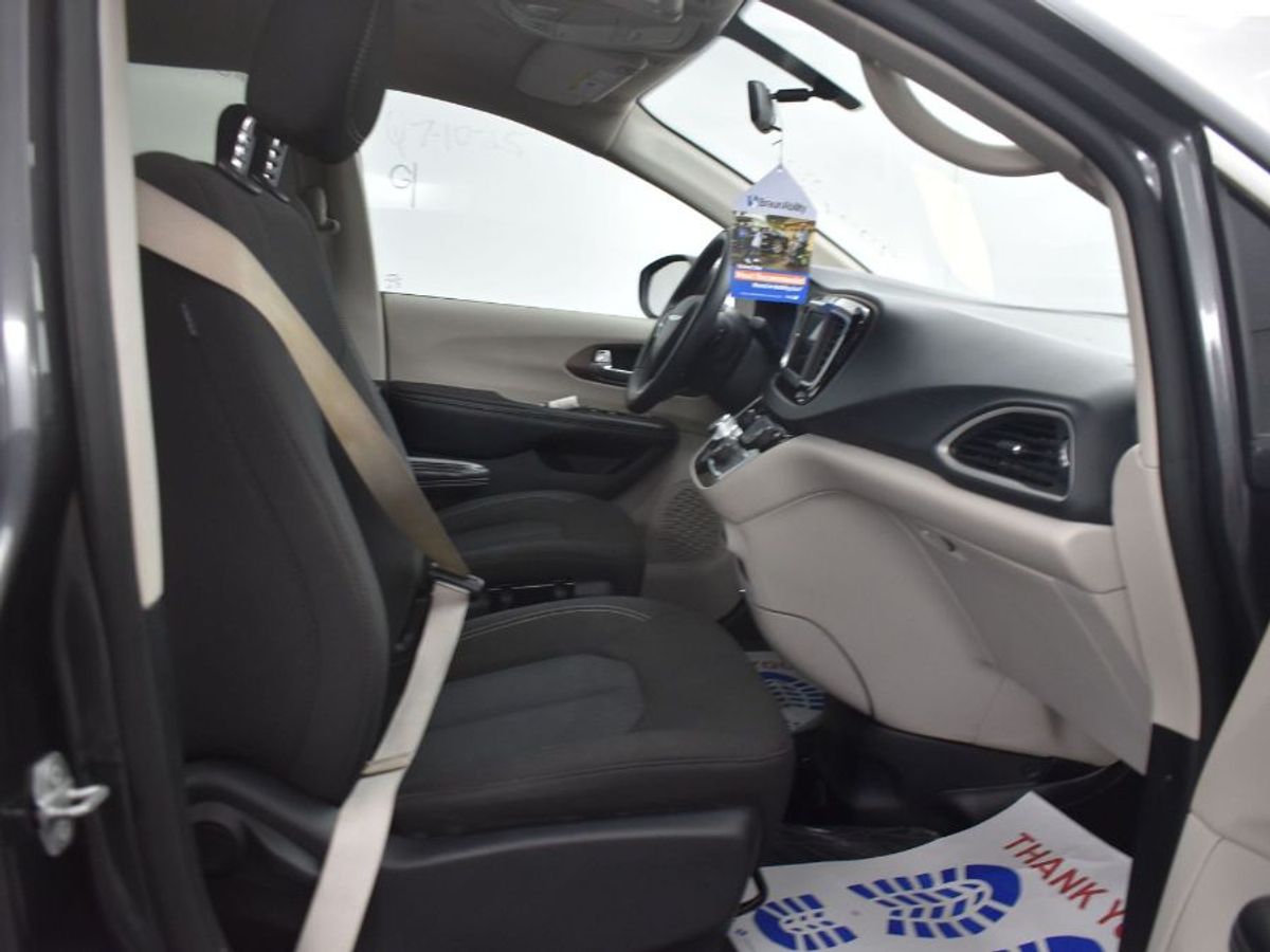 Grey Chrysler Voyager image number 8