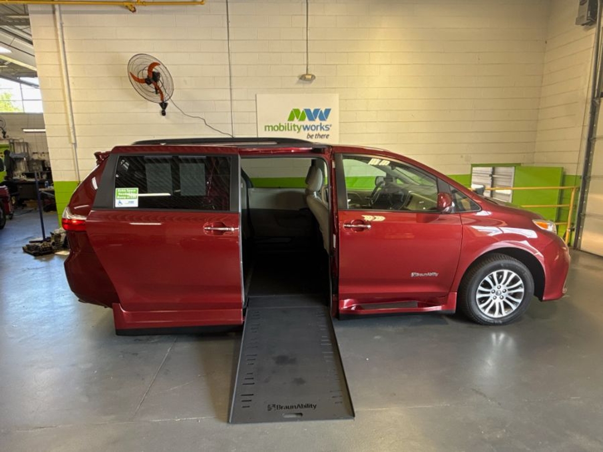 2020 TOYOTA SIENNA - Image 2