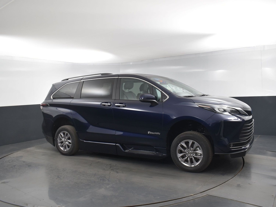 New 2025 Toyota Sienna Hybrid XLE Plus - BraunAbility Side Entry Entry In Floor Automatic Ramp