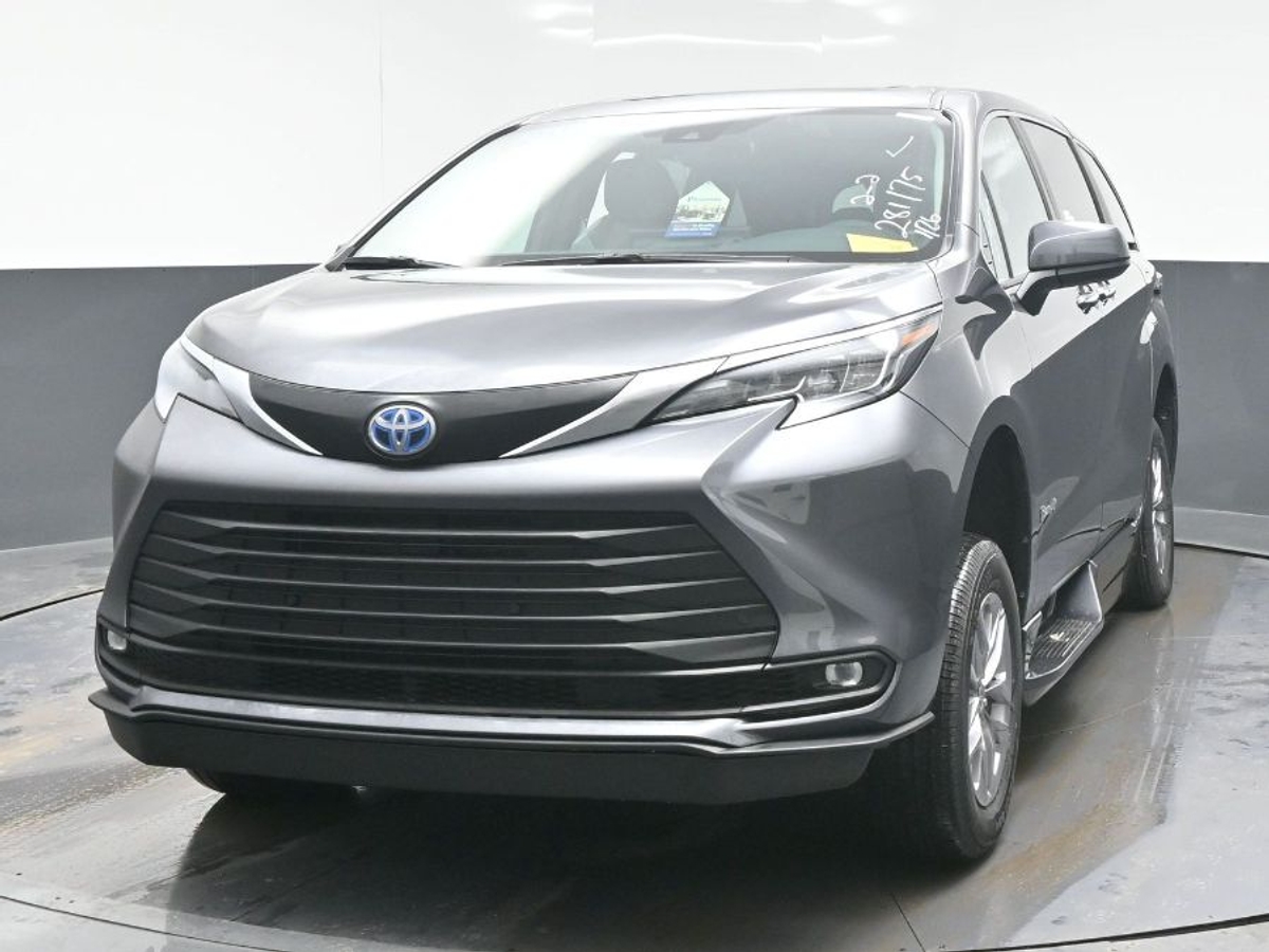 Grey Toyota Sienna image number 22