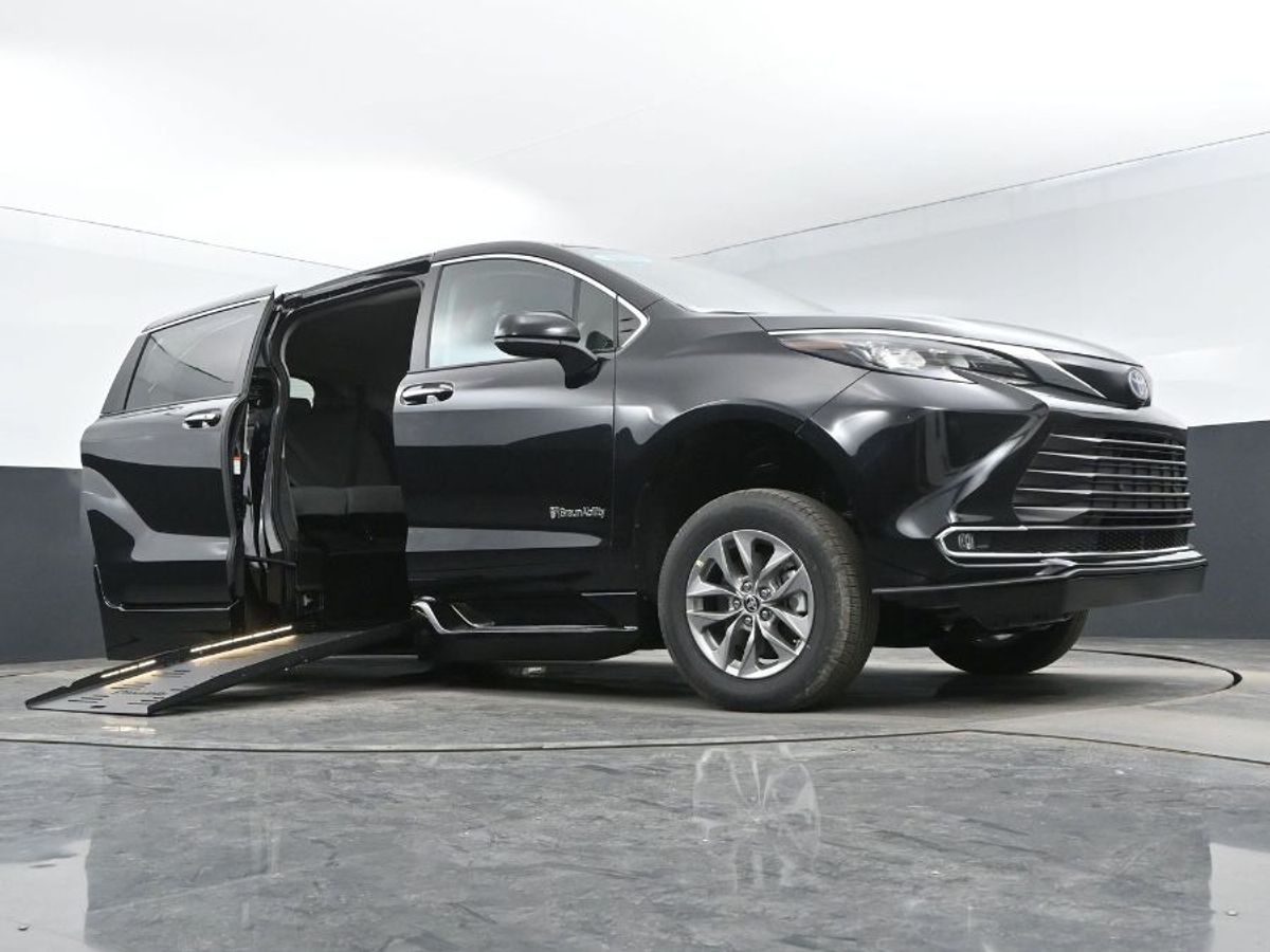 Black Toyota Sienna image number 9