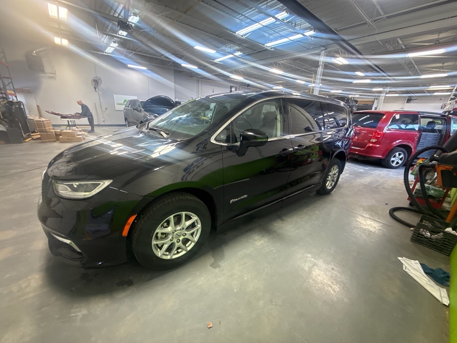 Black Chrysler Pacifica image number 2