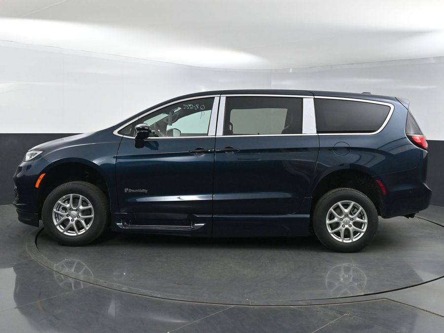 New 2025 Chrysler Pacifica Select Safety - BraunAbility Side Entry Entry In Floor Automatic Ramp