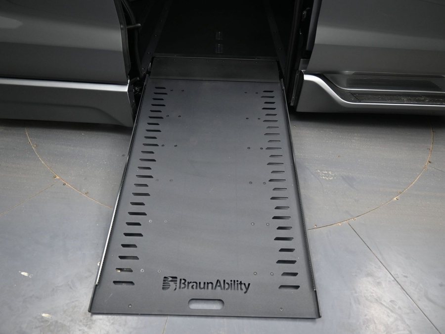 Grey Toyota Sienna image number 9