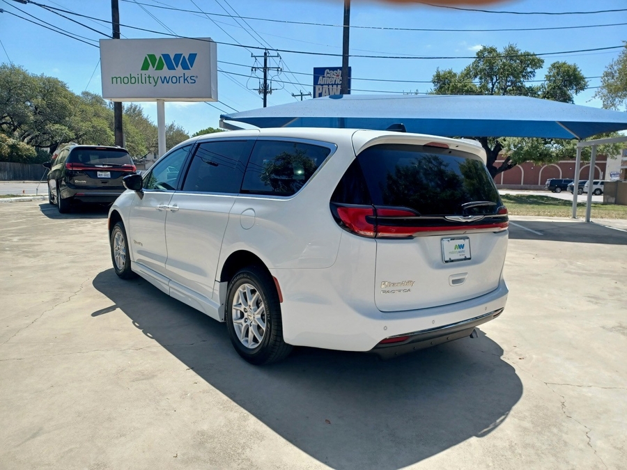 White Chrysler Pacifica image number 7