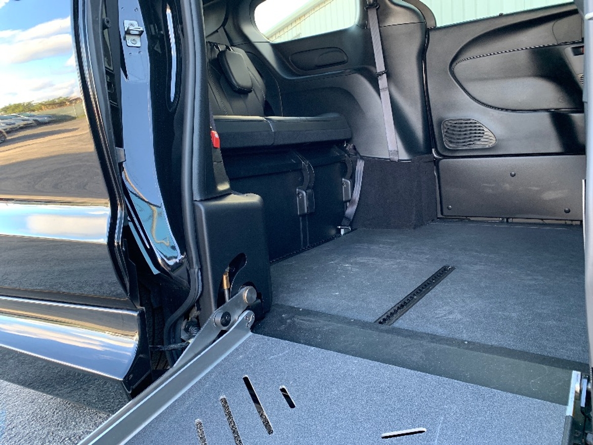 Black Chrysler Pacifica image number 16