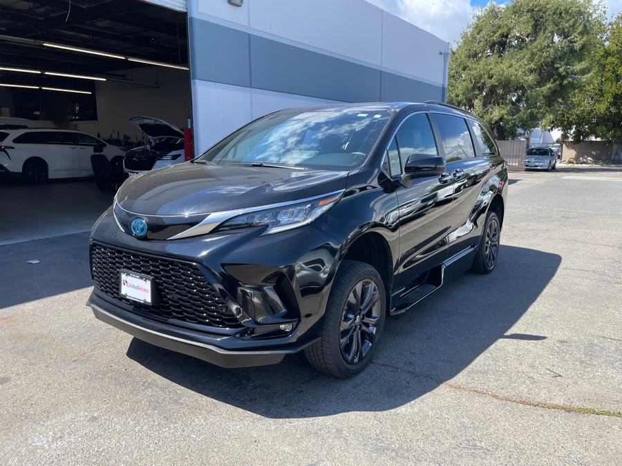 Used 2024 Toyota Sienna Hybrid  - BraunAbility Side Entry Entry Fold Out Automatic Ramp