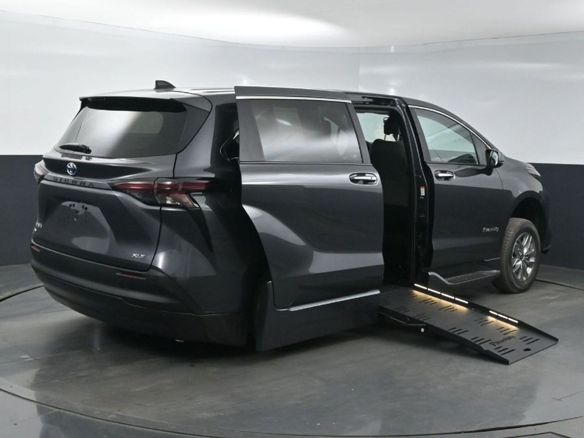 2025 TOYOTA SIENNA - Image 8
