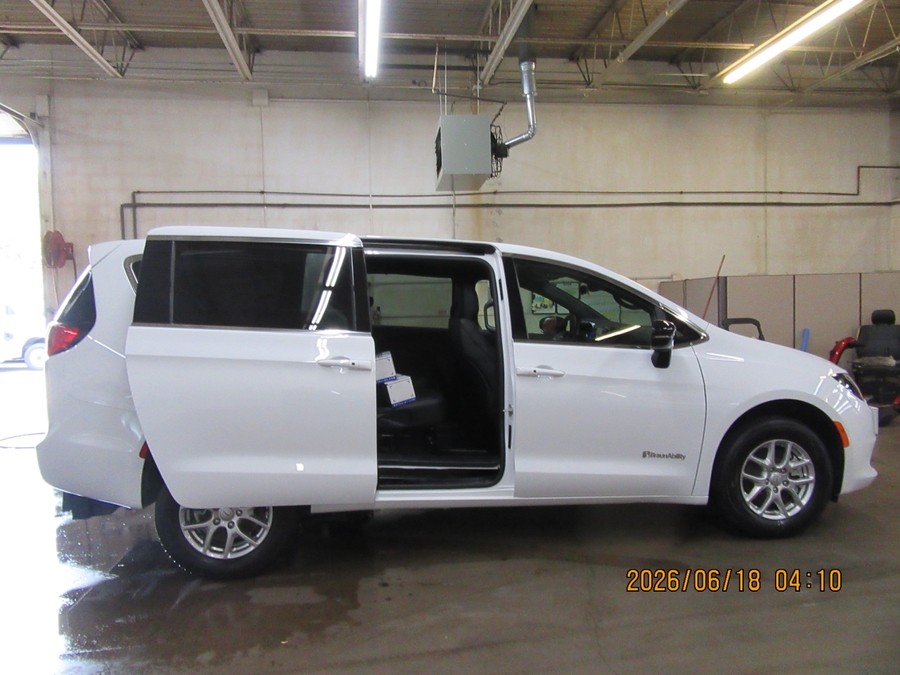 White Chrysler Voyager image number 1