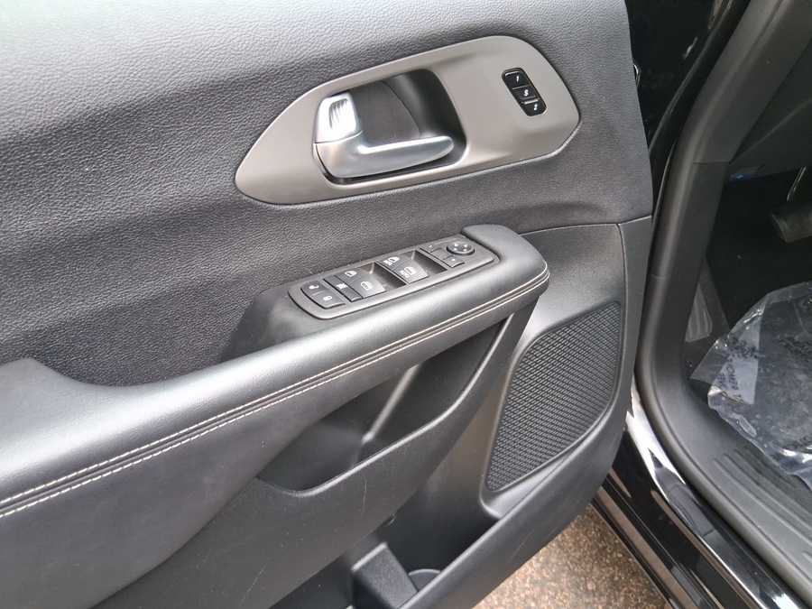 Black Chrysler Pacifica image number 20