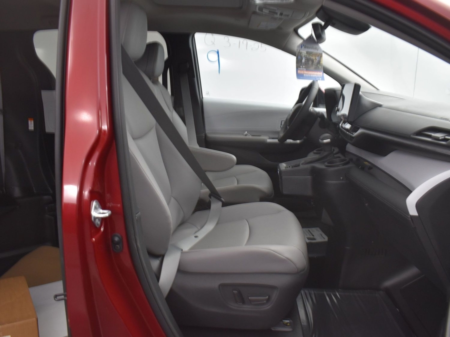 New 2026 Toyota Sienna Hybrid XLE Base - BraunAbility Side Entry Entry Fold Out Automatic Ramp