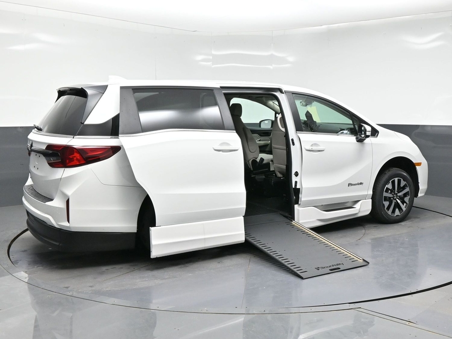 White Honda Odyssey image number 6
