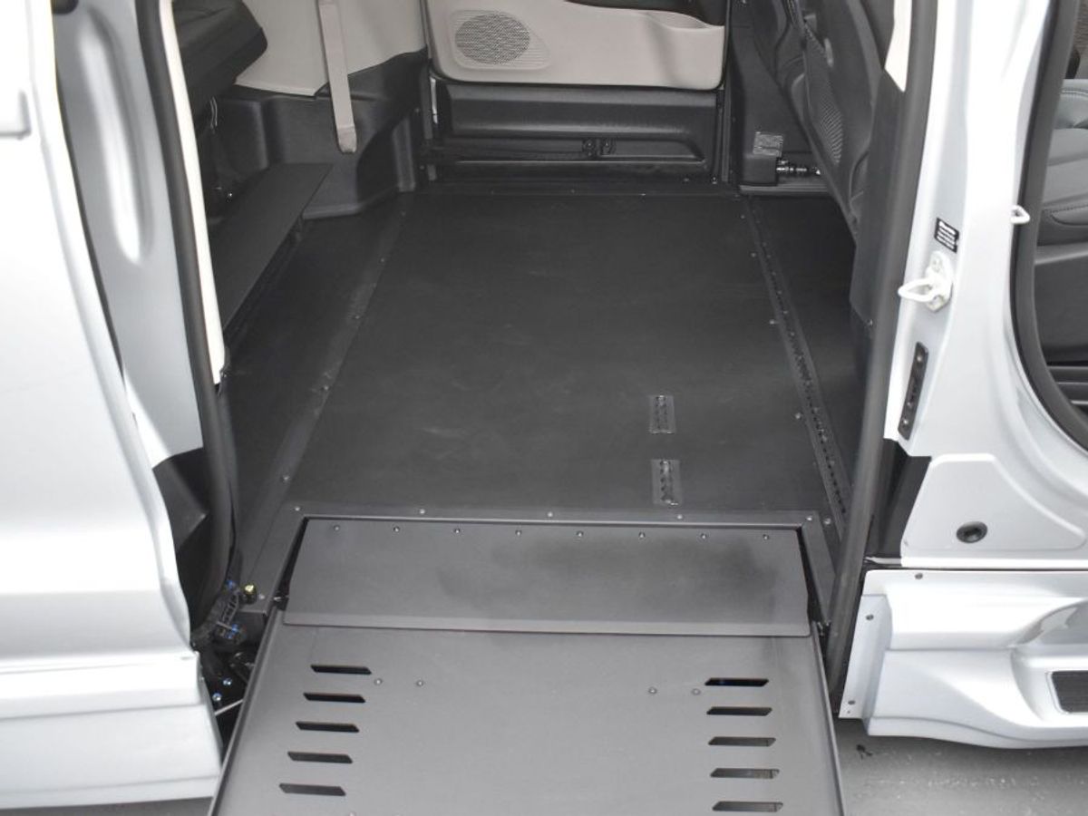 Silver Chrysler Pacifica image number 6