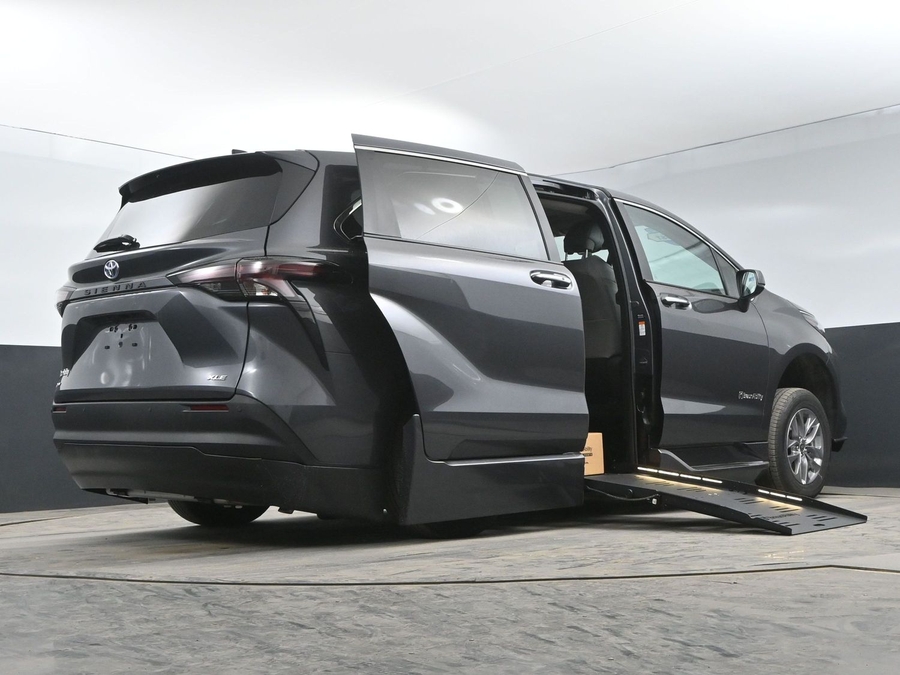 New 2025 Toyota Sienna Hybrid XLE Base - BraunAbility Side Entry Entry Fold Out Automatic Ramp