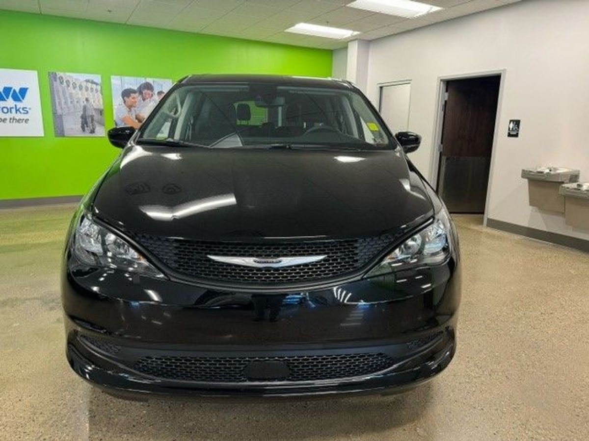 2024 CHRYSLER VOYAGER - Image 2