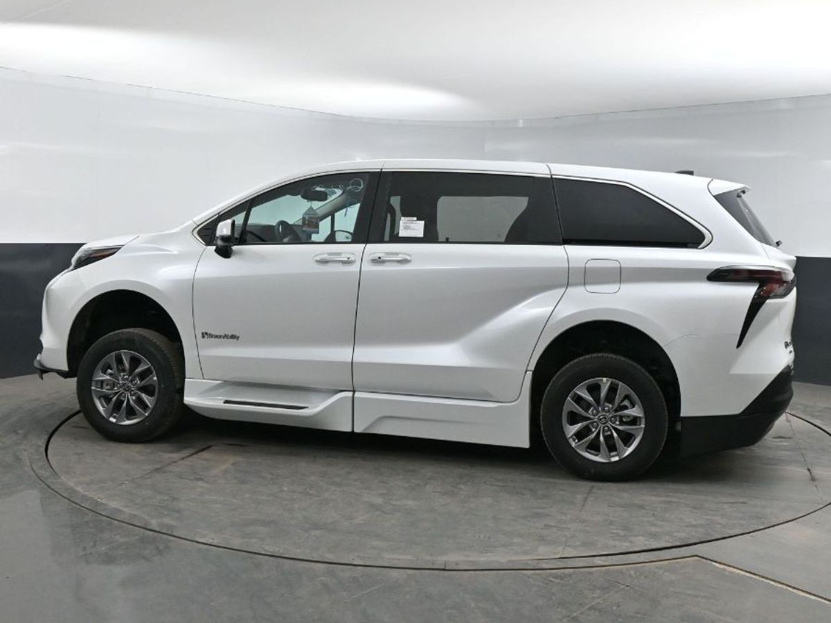 White Toyota Sienna image number 18