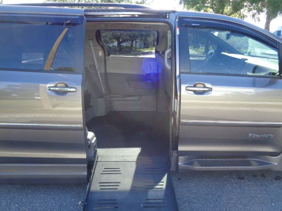 Used 2020 Toyota Sienna XLE Base - BraunAbility Side Entry Entry Fold Out Automatic Ramp