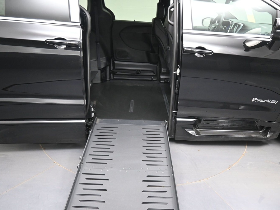 Black Chrysler Pacifica image number 11