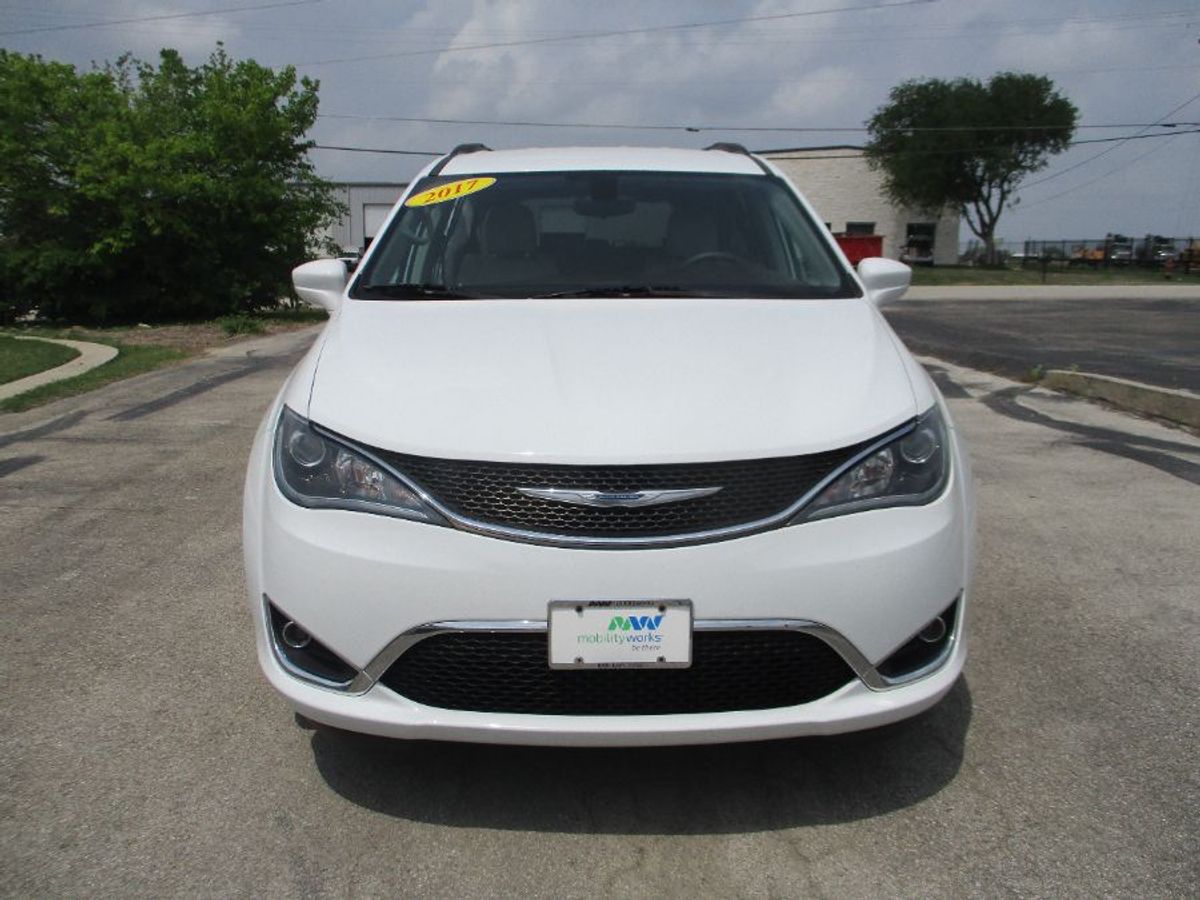 White Chrysler Pacifica image number 1