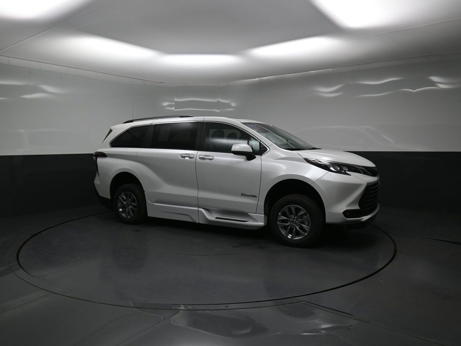 New 2026 Toyota Sienna Hybrid XLE Base - BraunAbility Side Entry Fold Out Automatic Ramp