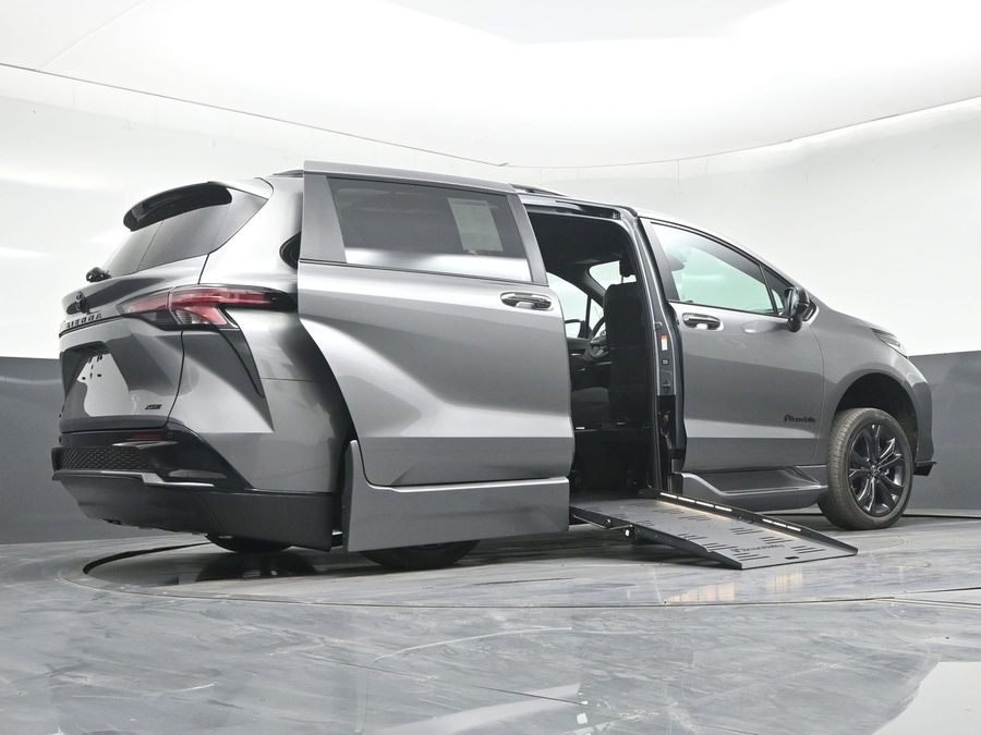 New 2026 Toyota Sienna Hybrid XSE Sport - BraunAbility Side Entry Fold Out Automatic Ramp