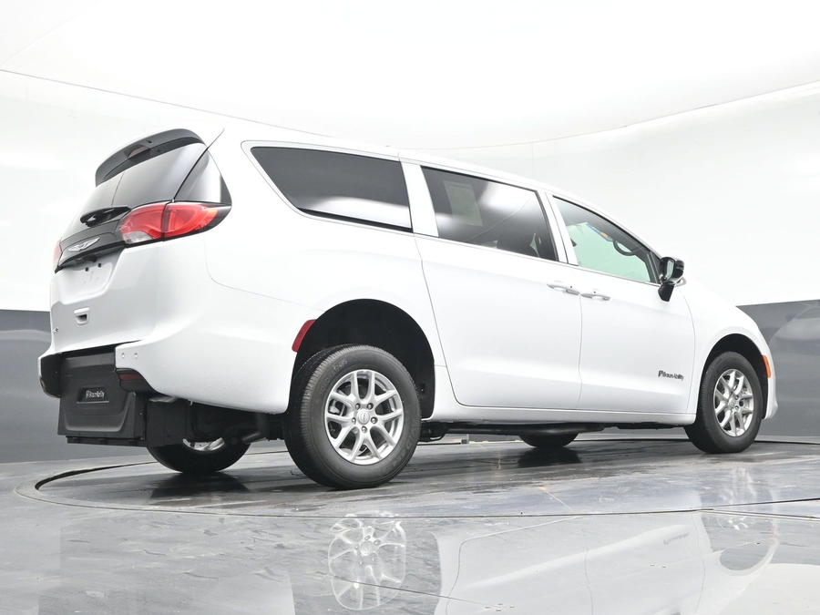 White Chrysler Voyager image number 20