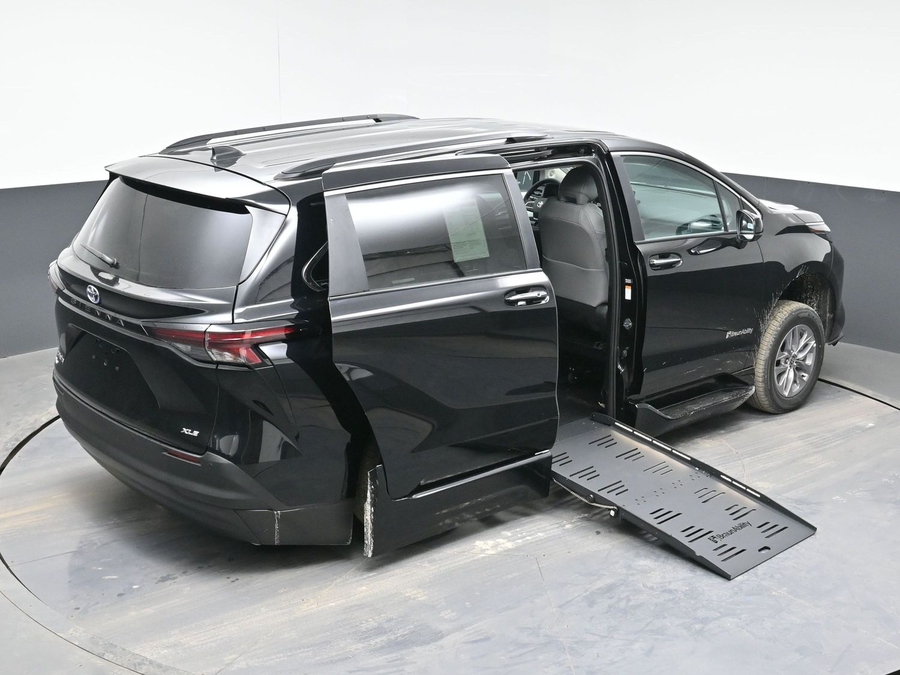 Black Toyota Sienna image number 25