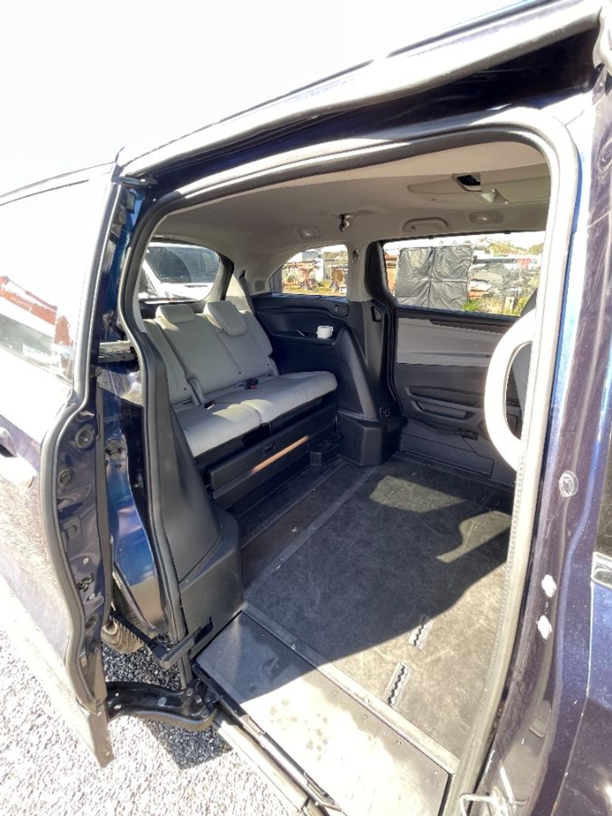 Blue Honda Odyssey image number 11