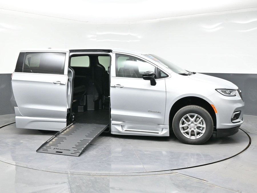 Silver Chrysler Pacifica image number 5