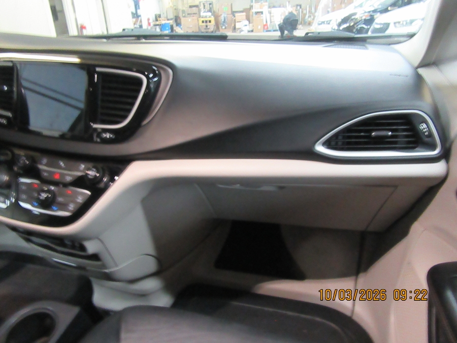 Grey Chrysler Pacifica image number 21
