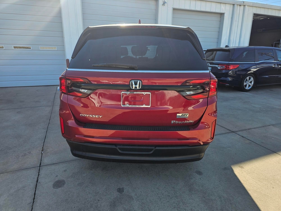 Red Honda Odyssey image number 6