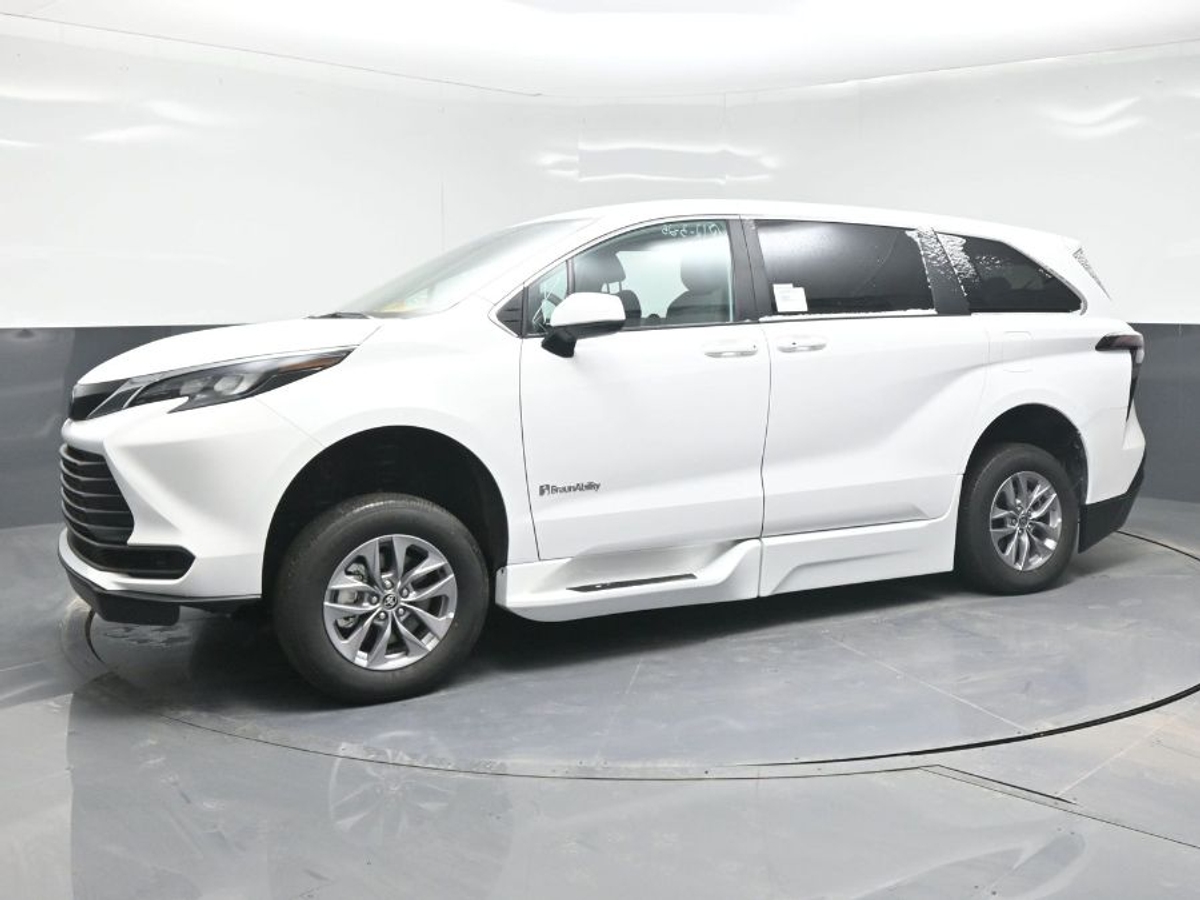 2025 TOYOTA SIENNA - Image 3