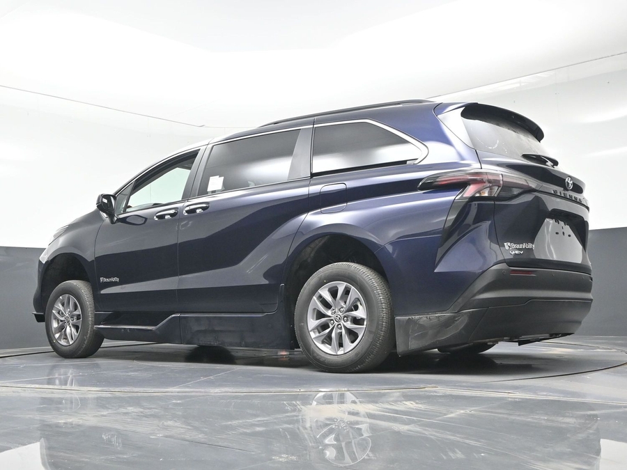 Blue Toyota Sienna image number 14