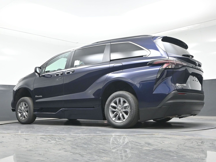 New 2026 Toyota Sienna Hybrid XLE Base - BraunAbility Side Entry Entry Fold Out Automatic Ramp