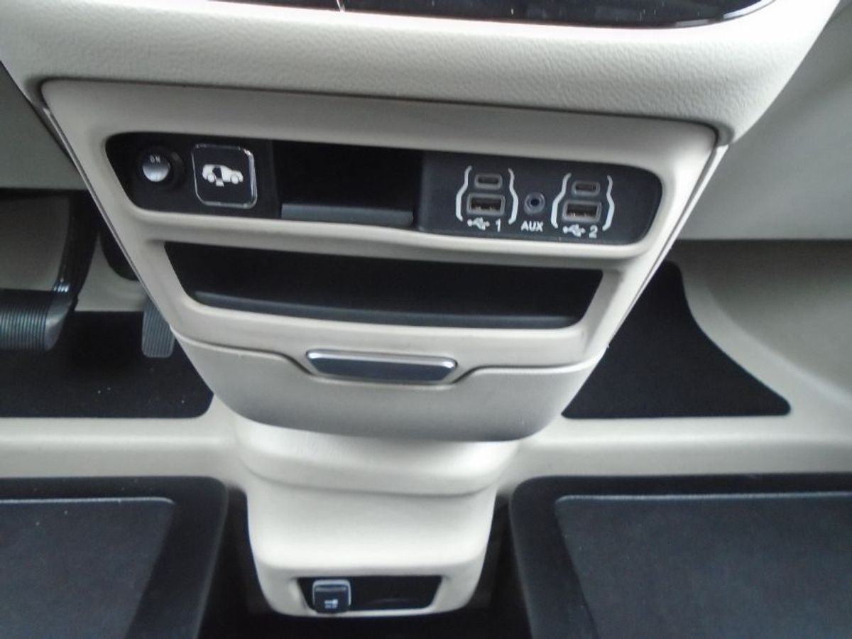 Red Chrysler Voyager image number 30