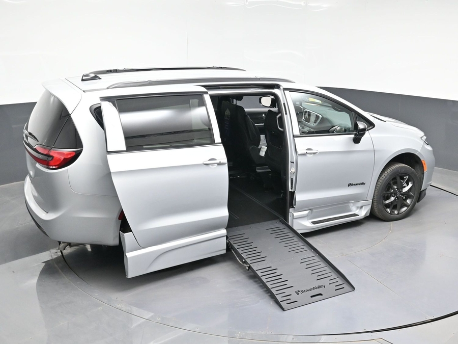 New 2026 Chrysler Pacifica Select Sport - BraunAbility Side Entry Entry Fold Out Automatic Ramp