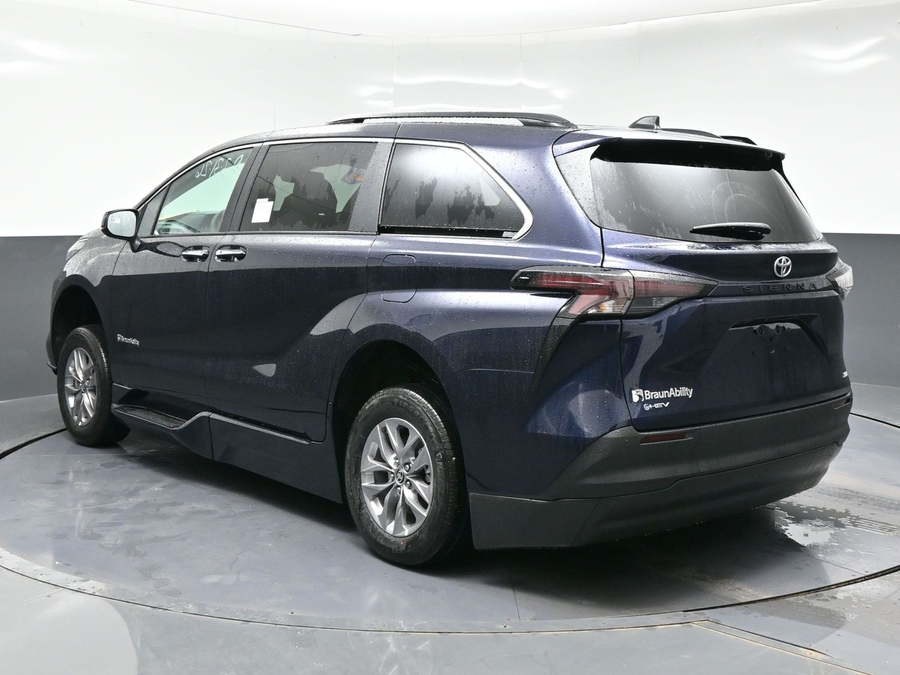 Blue Toyota Sienna image number 2