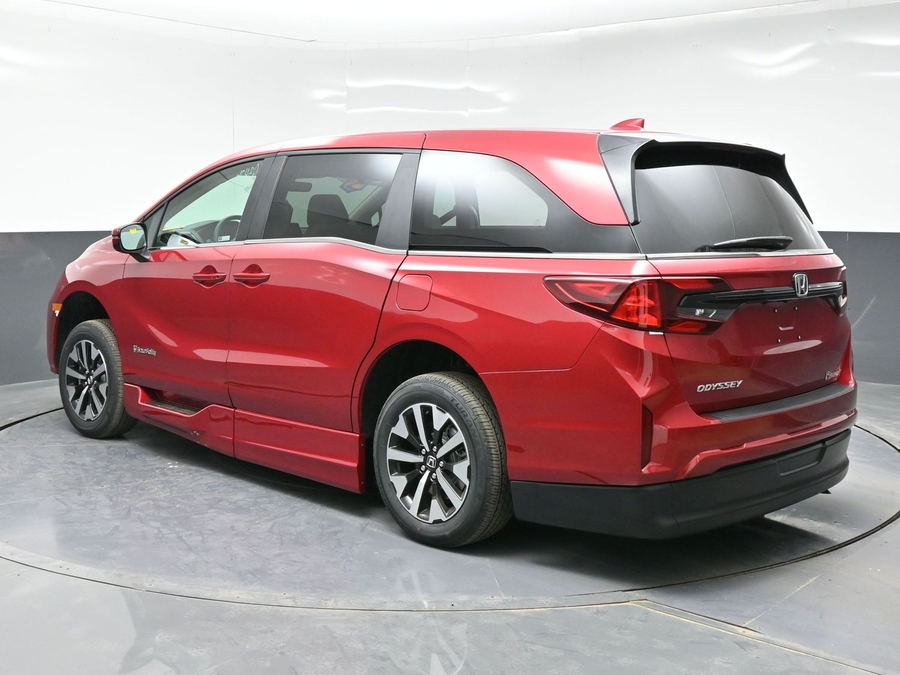 Red Honda Odyssey image number 1