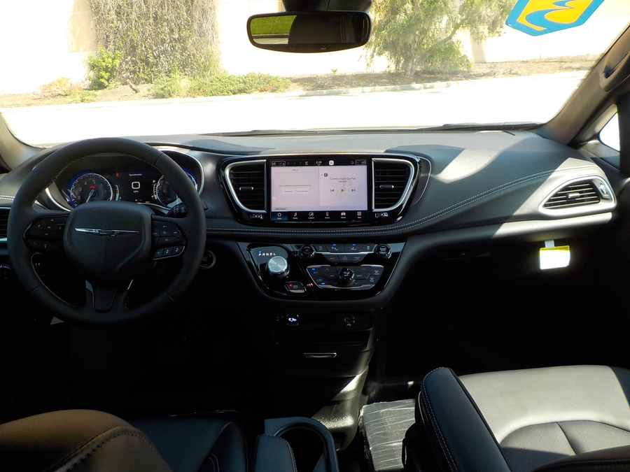 White Chrysler Pacifica image number 31