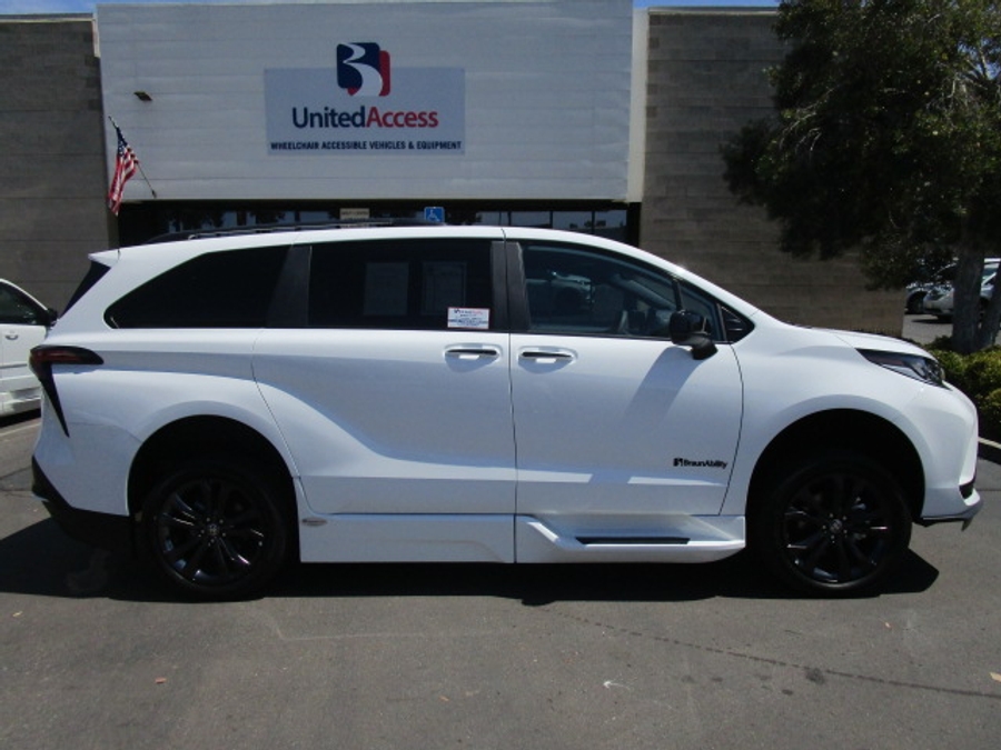New 2025 Toyota Sienna Hybrid XSE Sport - BraunAbility Side Entry Entry Fold Out Automatic Ramp