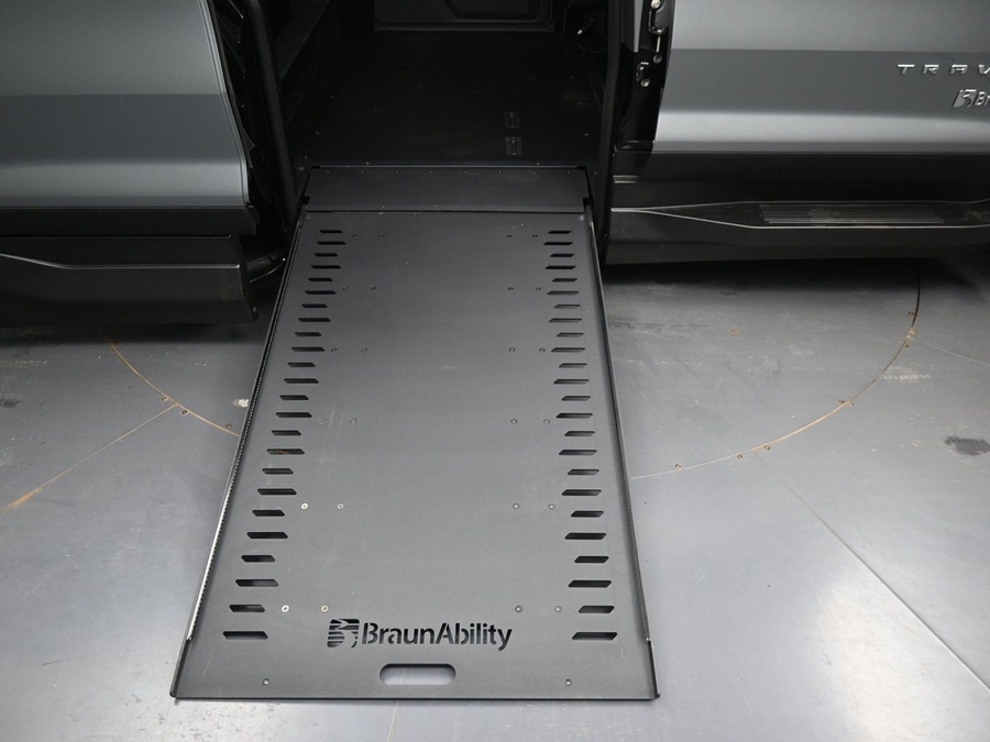 New 2026 Chevrolet Traverse 1LT - BraunAbility Side Entry In Floor Automatic Ramp