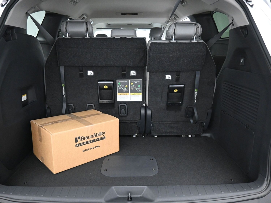 Silver Toyota Sienna image number 13