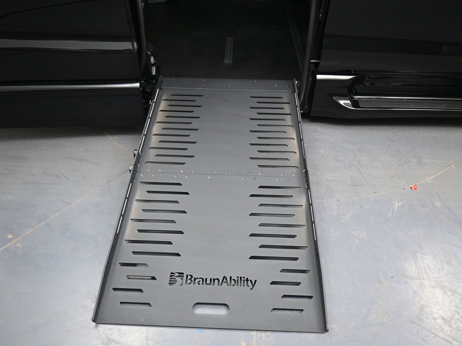 Black Chrysler Pacifica image number 6