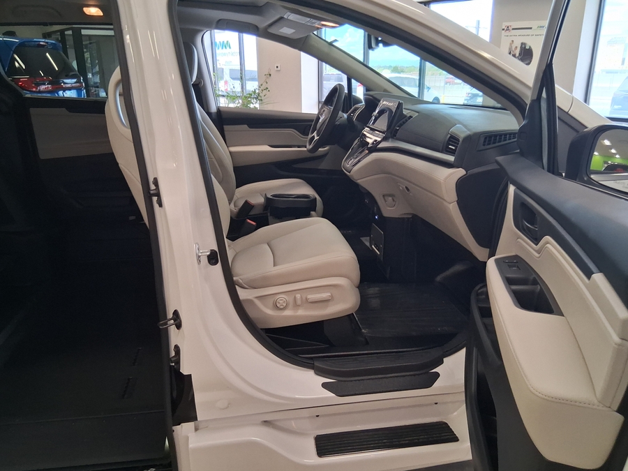 White Honda Odyssey image number 9