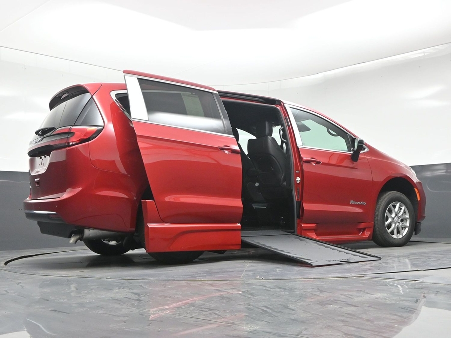 New 2026 Chrysler Pacifica Select Safety - BraunAbility Side Entry In Floor Automatic Ramp